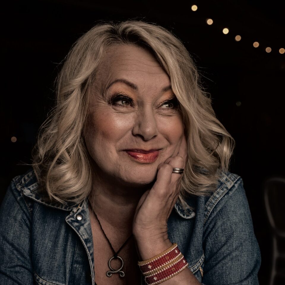 Boka Louise Hoffsten här
